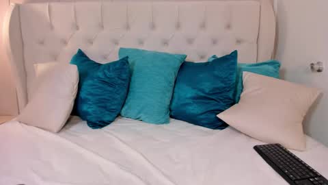 Mae Lyra online show from 8, 11, 2025