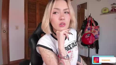 Maeve  schedule 11 am- 530 pm colombia time  online show from 25, 11, 2025