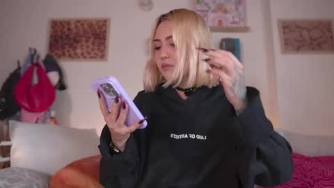 Snapshot of maeeve_ chatting on 16, 4, 2026 Maeve schedule 11 am- 530 pm colombia time online show from 16, 4, 2026