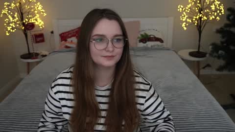 Snapshot of magicpeachhs chatting on 18, 12, 2024 Emily online show from 18, 12, 2024