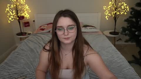 Snapshot of magicpeachhs chatting on 18, 12, 2024 Emily online show from 18, 12, 2024