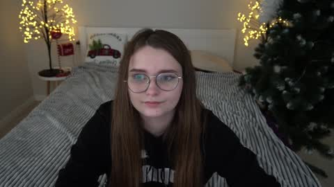 Snapshot of magicpeachhs chatting on 2, 1, 2025 Emily online show from 2, 1, 2025