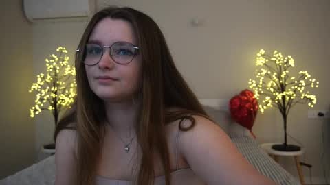 Snapshot of magicpeachhs chatting on 5, 3, 2025 Emily online show from 5, 3, 2025