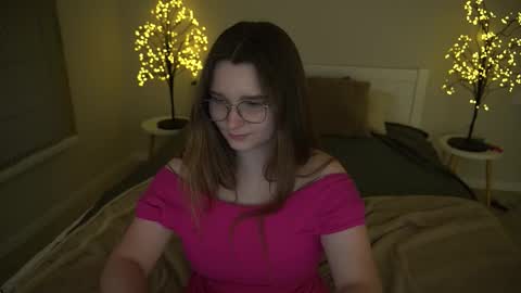 Snapshot of magicpeachhs chatting on 24, 9, 2025 Emily online show from 24, 9, 2025