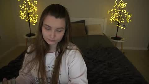 Snapshot of magicpeachhs chatting on 3, 10, 2025 Emily online show from 3, 10, 2025