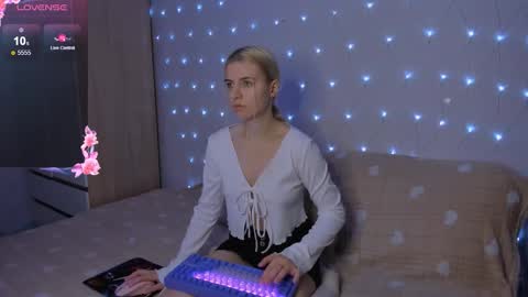 Snapshot of mailin_harrington chatting on 14, 10, 2025 Your kitty online show from 14, 10, 2025