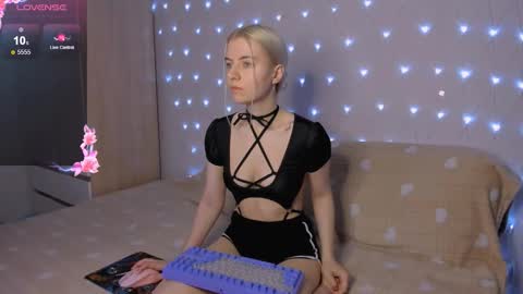 Snapshot of mailin_harrington chatting on 11, 11, 2025 Your kitty online show from 11, 11, 2025