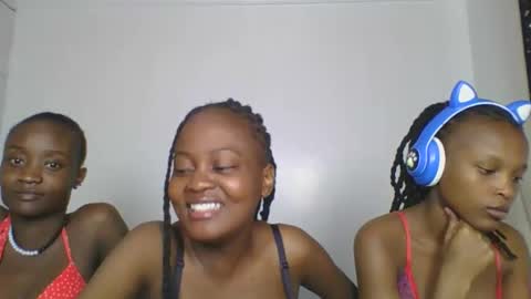 Snapshot of maira_luv1 chatting on 15, 12, 2025 maira luv1 online show from 15, 12, 2025