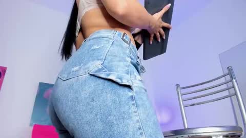 Snapshot of maithe_022 chatting on 5, 11, 2025 mai online show from 5, 11, 2025