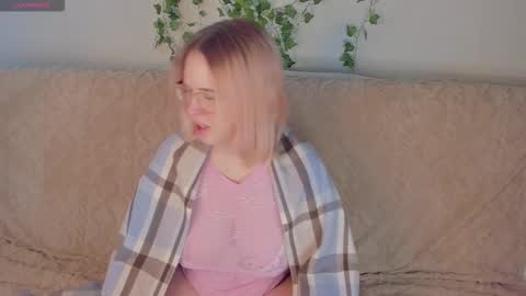 manic_pixie_ online show from 28, 9, 2025