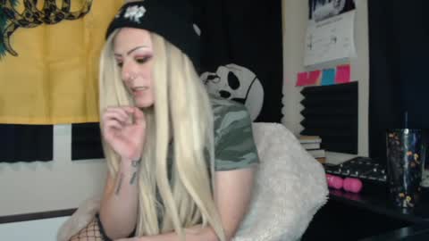 Snapshot of manicmercury chatting on 2, 1, 2025 manicmercury online show from 2, 1, 2025