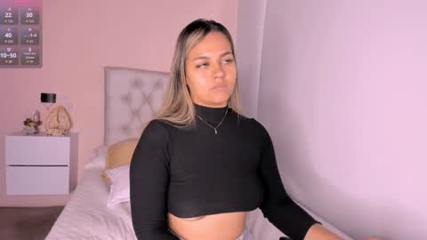 Snapshot of mariana__roe chatting on 12, 1, 2025 Mariana Roe online show from 12, 1, 2025