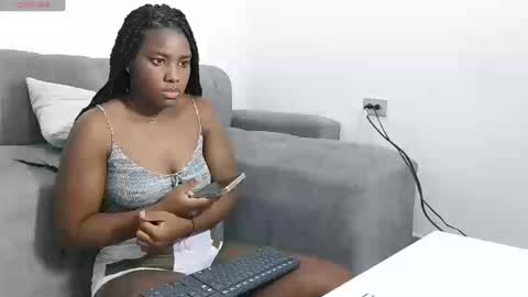 Snapshot of marianaee chatting on 9, 9, 2025 marianaee online show from 9, 9, 2025