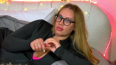 Snapshot of marianeumann chatting on 11, 1, 2025 Maria online show from 11, 1, 2025