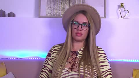 Snapshot of marianeumann chatting on 21, 1, 2025 Maria online show from 21, 1, 2025