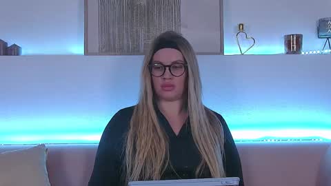 Snapshot of marianeumann chatting on 1, 2, 2025 Maria online show from 1, 2, 2025