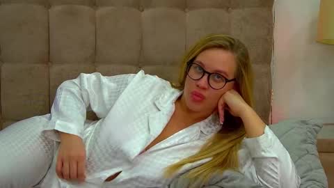 Snapshot of marianeumann chatting on 6, 3, 2025 Maria online show from 6, 3, 2025