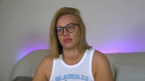 Snapshot of marianeumann chatting on 5, 10, 2025 Maria online show from 5, 10, 2025