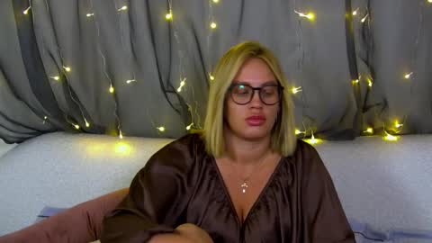 Snapshot of marianeumann chatting on 24, 10, 2025 Maria online show from 24, 10, 2025