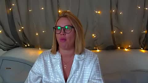 Snapshot of marianeumann chatting on 26, 10, 2025 Maria online show from 26, 10, 2025