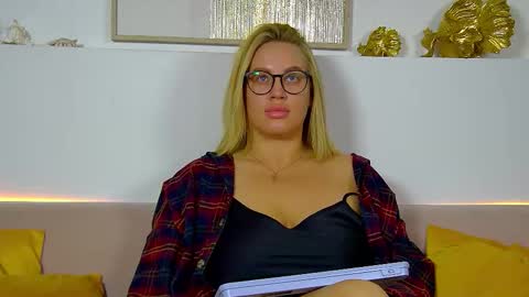 Snapshot of marianeumann chatting on 21, 11, 2025 Maria online show from 21, 11, 2025