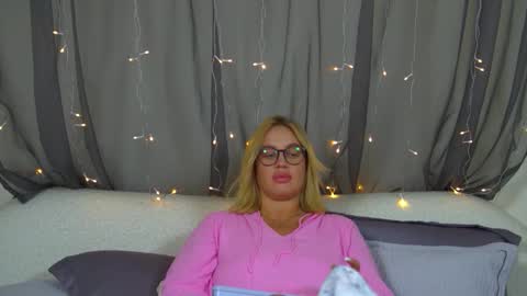 Snapshot of marianeumann chatting on 26, 11, 2025 Maria online show from 26, 11, 2025