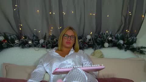 Snapshot of marianeumann chatting on 3, 12, 2025 Maria online show from 3, 12, 2025