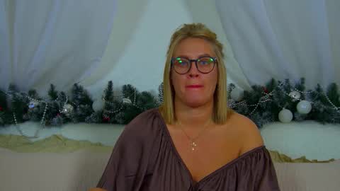 Snapshot of marianeumann chatting on 15, 12, 2025 Maria online show from 15, 12, 2025