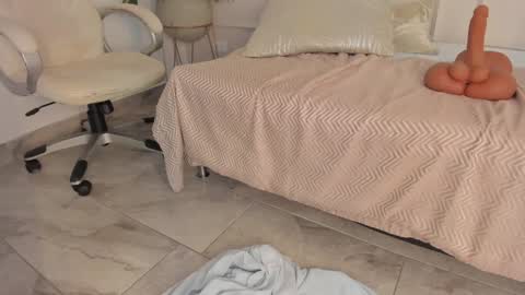 Maria Pettit online show from 8, 1, 2025