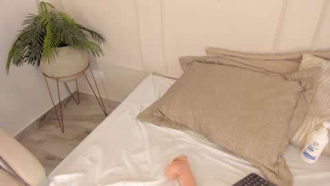 Maria Pettit online show from 11, 1, 2025