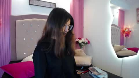 Snapshot of marinette_lux chatting on 25, 3, 2026 marinette online show from 25, 3, 2026