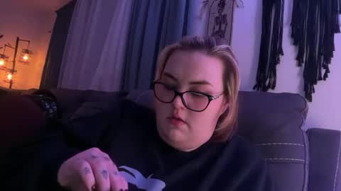 Snapshot of maroon_moon chatting on 27, 11, 2025 maroon_moon online show from 27, 11, 2025