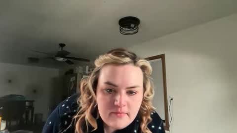 Snapshot of maroon_moon chatting on 4, 12, 2025 maroon_moon online show from 4, 12, 2025