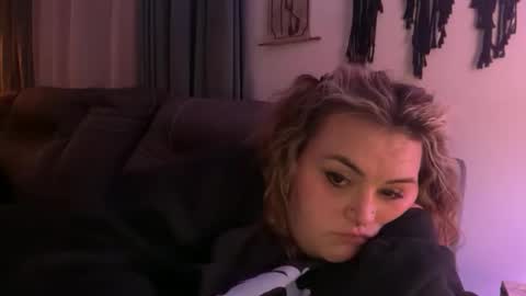 Snapshot of maroon_moon chatting on 14, 12, 2025 maroon_moon online show from 14, 12, 2025