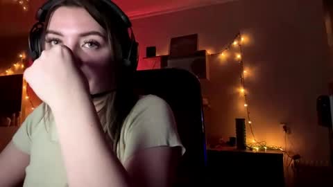 Snapshot of maryjanetreible chatting on 21, 4, 2026 Annie online show from 21, 4, 2026