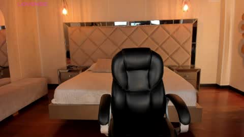 Snapshot of marylewis_ chatting on 10, 4, 2026 Mary online show from 10, 4, 2026