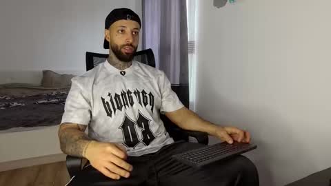 Snapshot of masculineguy69 chatting on 17, 11, 2025 masculineguy69 online show from 17, 11, 2025