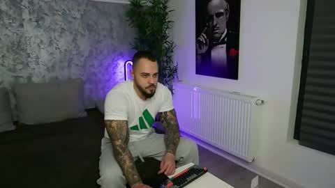 Snapshot of masterkingmuscle chatting on 18, 12, 2025 masterkingmuscle online show from 18, 12, 2025