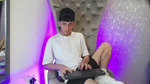 Snapshot of mateo_mitchell chatting on 15, 10, 2025 mateo mitchell online show from 15, 10, 2025