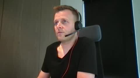 Snapshot of max_straight_1 chatting on 27, 2, 2025 Max take off clothes online show from 27, 2, 2025