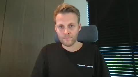 Snapshot of max_straight_1 chatting on 14, 10, 2025 Max take off clothes online show from 14, 10, 2025