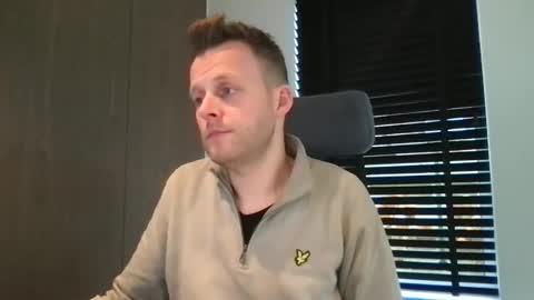 Snapshot of max_straight_1 chatting on 13, 11, 2025 Max take off clothes online show from 13, 11, 2025