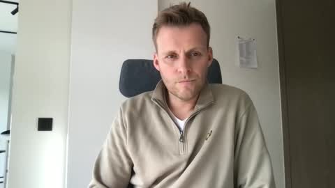 Snapshot of max_straight_1 chatting on 15, 11, 2025 Max take off clothes online show from 15, 11, 2025