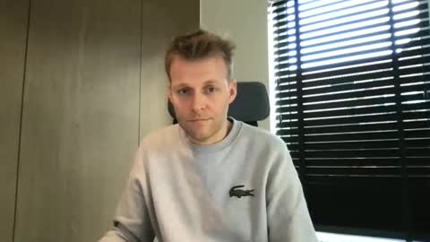 Snapshot of max_straight_1 chatting on 21, 11, 2025 Max take off clothes online show from 21, 11, 2025