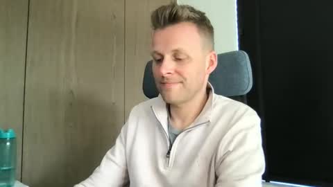 Snapshot of max_straight_1 chatting on 23, 3, 2026 Max take off clothes online show from 23, 3, 2026