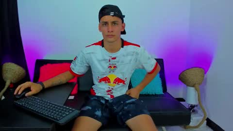 Snapshot of max_wild01 chatting on 27, 10, 2025 MAX online show from 27, 10, 2025