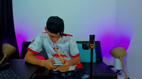 Snapshot of max_wild01 chatting on 27, 10, 2025 MAX online show from 27, 10, 2025