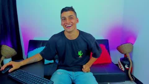 Snapshot of max_wild01 chatting on 17, 11, 2025 MAX online show from 17, 11, 2025