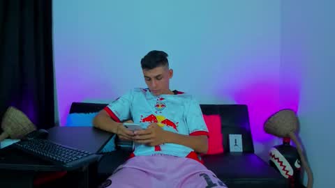 Snapshot of max_wild01 chatting on 15, 12, 2025 MAX online show from 15, 12, 2025