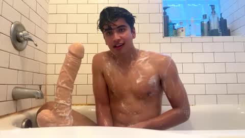 Snapshot of maxantax chatting on 7, 11, 2025 maxantax online show from 7, 11, 2025